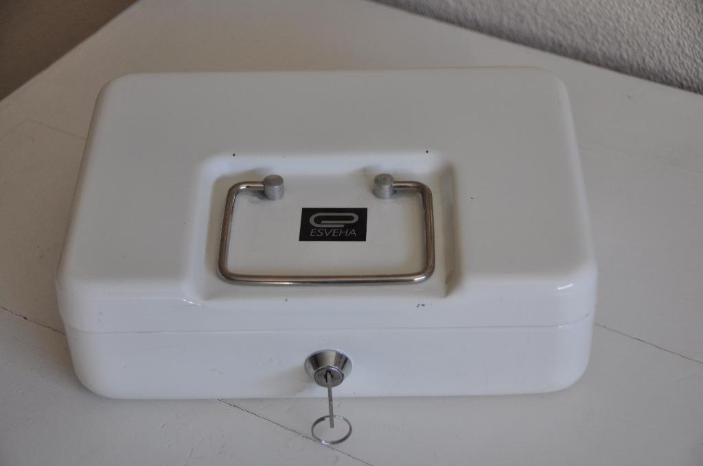 Geldkist Emaille, Ophalen of Verzenden, Zo goed als nieuw, Overige materialen, Overige thema's