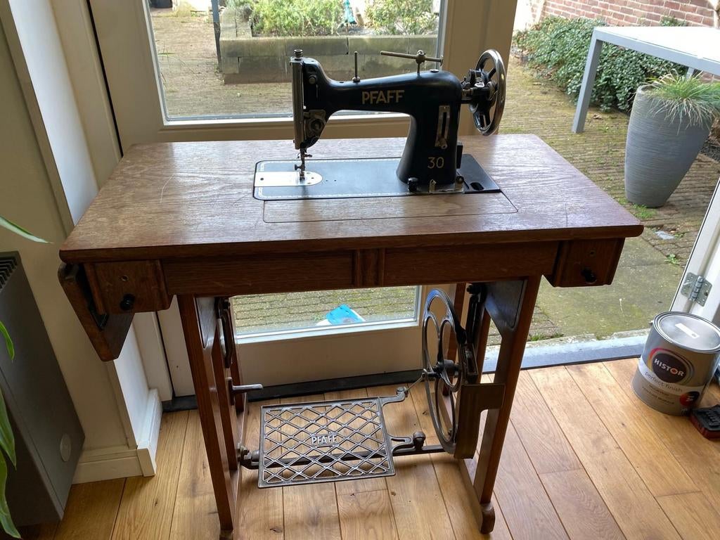 Antieke vintage Pfaff naaimachine meubel., Ophalen