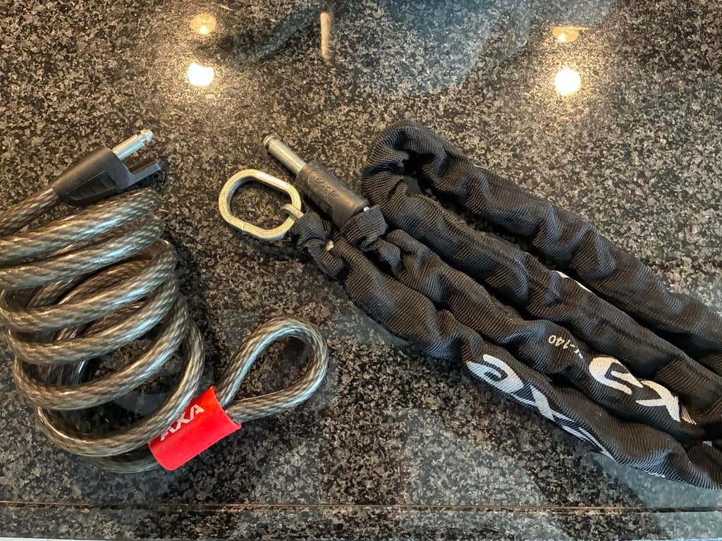 2 AXA fietssloten - Kettingslot en Kabelslot, Ophalen of Verzenden, Gebruikt, Kettingslot