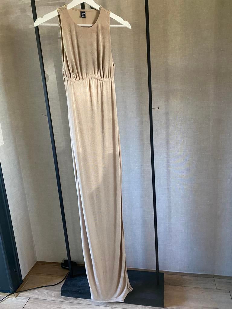 Beige lange jurk met split, Ophalen of Verzenden, Zo goed als nieuw, Beige, Onder de knie