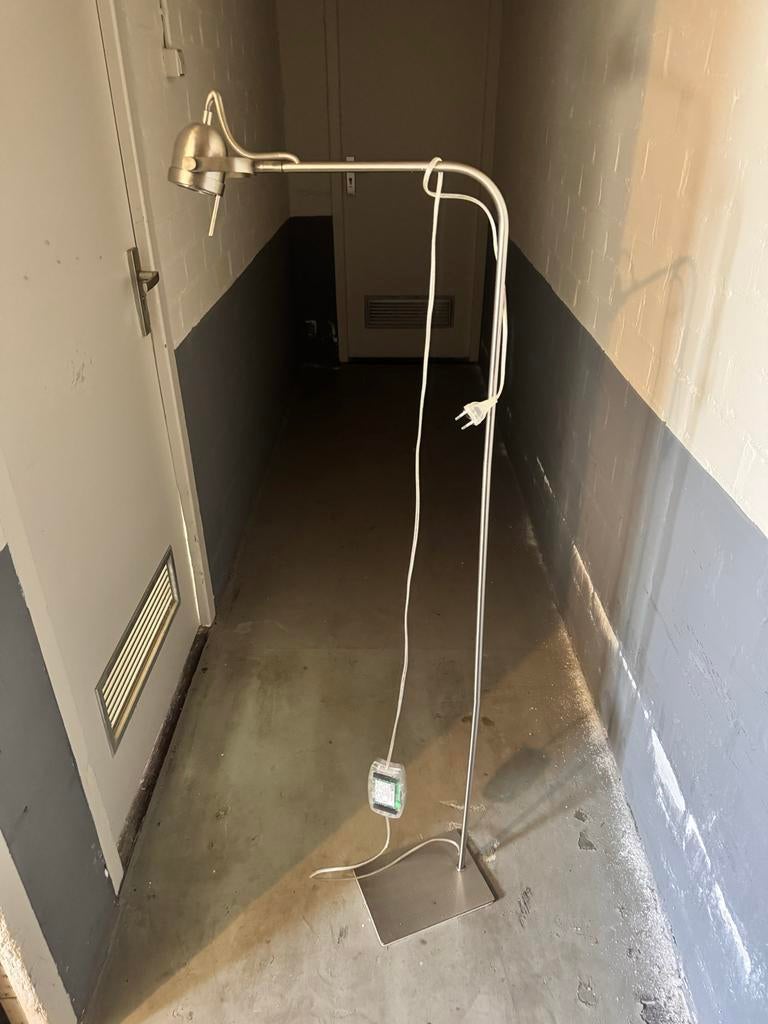 Gratis af te halen: Moderne staande lamp, Huis en Inrichting, Lampen | Vloerlampen, Ophalen, Gebruikt, Metaal, 150 tot 200 cm