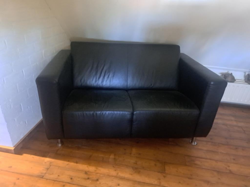 Zwarte 2-zitsbank van leer, Huis en Inrichting, Ophalen of Verzenden