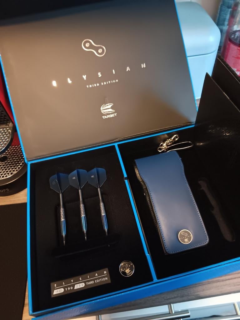 ELYSIAN TARGET 3 DARTS LIMITED EDIT MET HANDTEKENING RVB, Ophalen, Pijlen