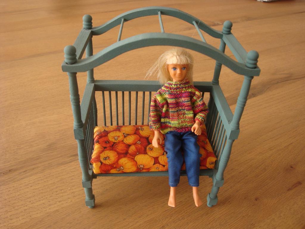 Tuinbankje (hout) met kussen voor poppenhuis 1:12 nieuw, Ophalen of Verzenden, Zo goed als nieuw, Overige typen