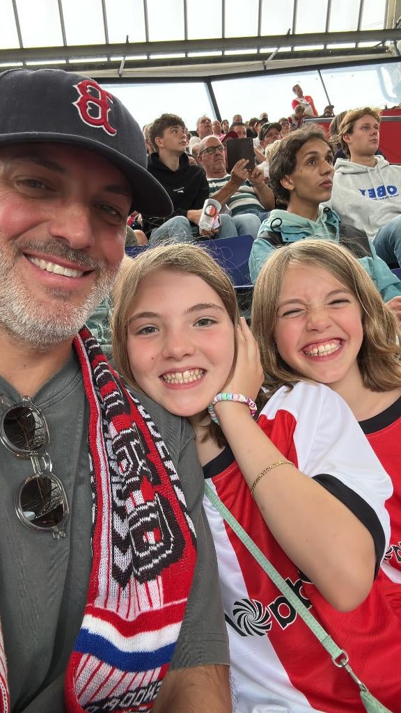 Gezocht. 2 Feyenoord seizoenskaarten in gezinsvak. 1.500 ps, Tickets en Kaartjes, Sport | Voetbal, Twee personen, Mei, Seizoenskaart