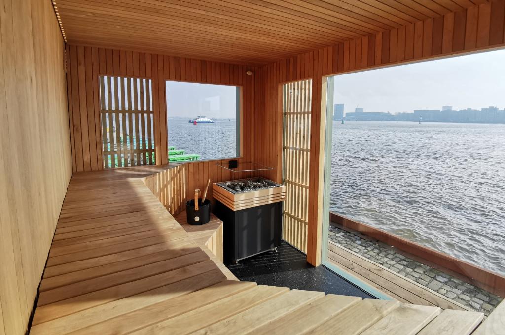 Dagje mee naar sauna, Contacten en Berichten