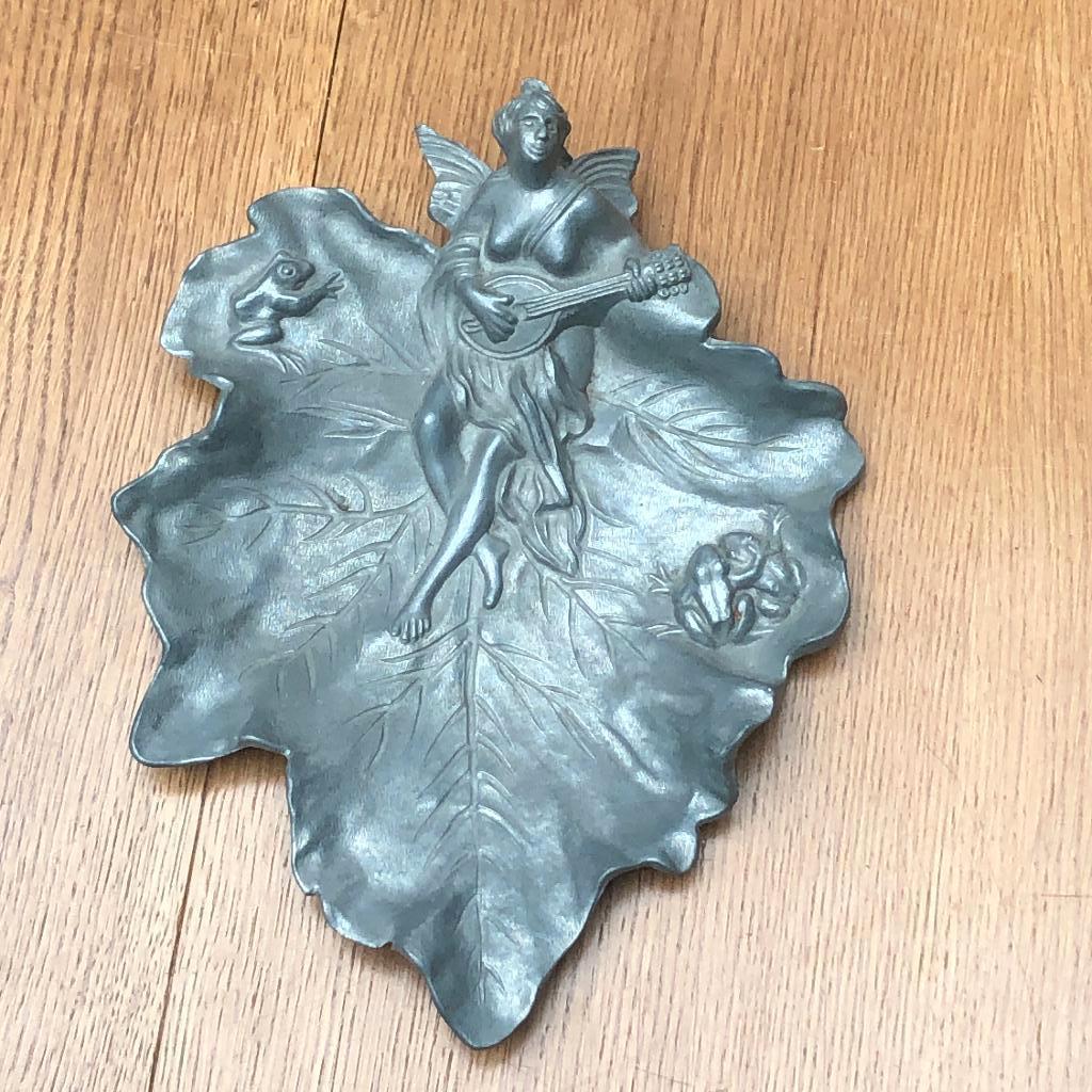 Tinnen sculptuur schaal 'Vrouw met snaarinstrument', Antiek en Kunst, Ophalen of Verzenden