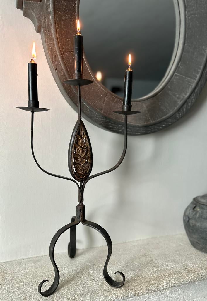 Smeedijzeren kandelaar met houten ornamentje sober oosters, Ophalen of Verzenden