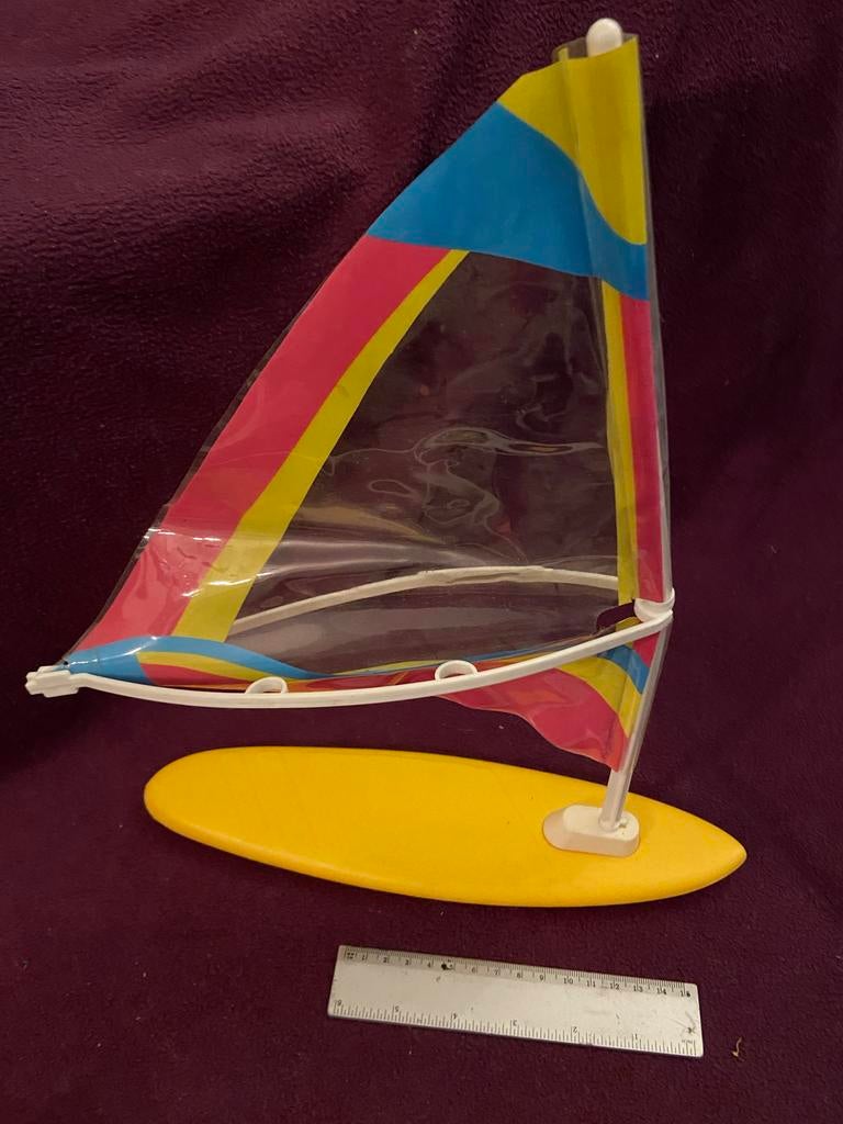 Sindy Poppen Accessoires: Meubilair, Surfplank, Luchtbed, Wi, Ophalen of Verzenden, Gebruikt, Barbie