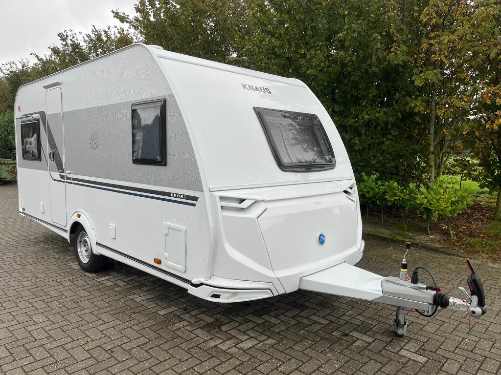 Knaus Sport 450 FU - 2024 - nieuwstaat - vloerverwarming, Caravans en Kamperen, Caravans, Schokbreker, Rondzit, Bedrijf, Vast bed