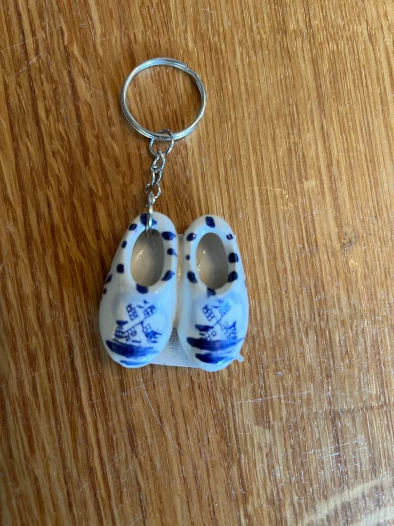 Nieuwe Sleutelhanger Klompen Porselein met molen design, Ophalen of Verzenden, Nieuw, Stad of Land