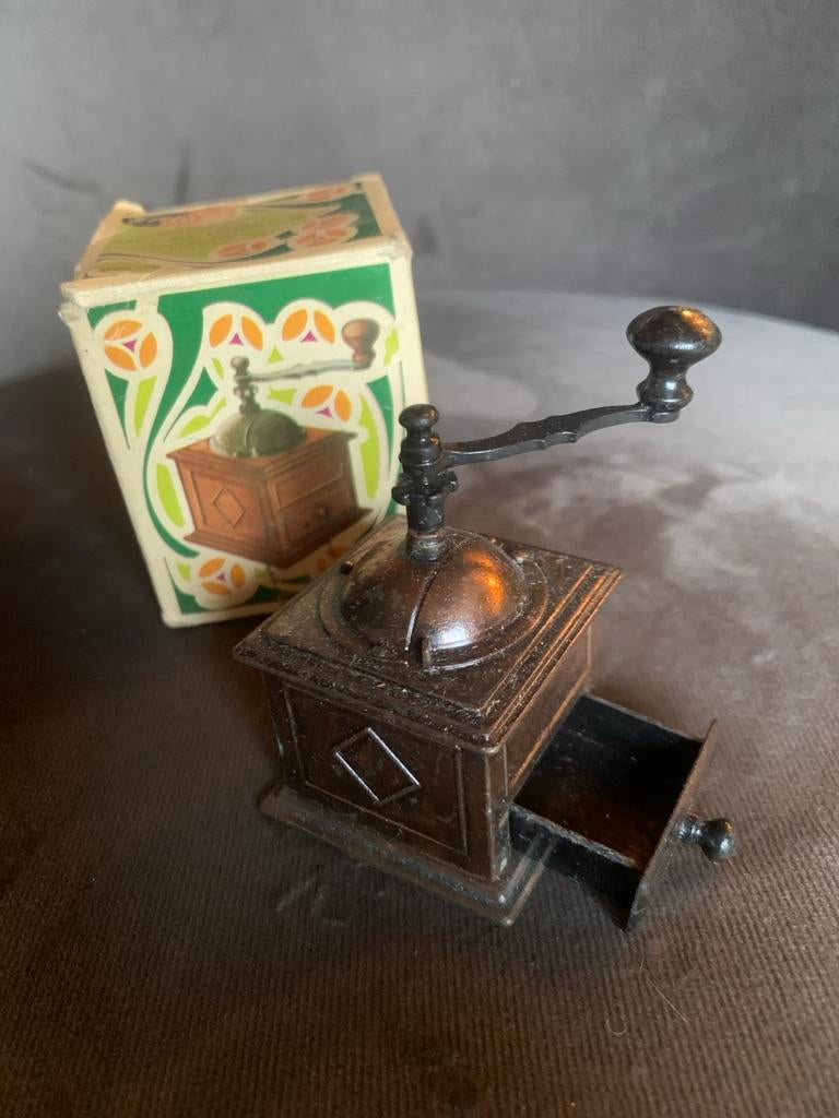 Vintage PlayMe Koperen Miniatuur Koffiemolen met Doosje, Antiek en Kunst, Antiek | Koper en Brons, Ophalen of Verzenden, Brons