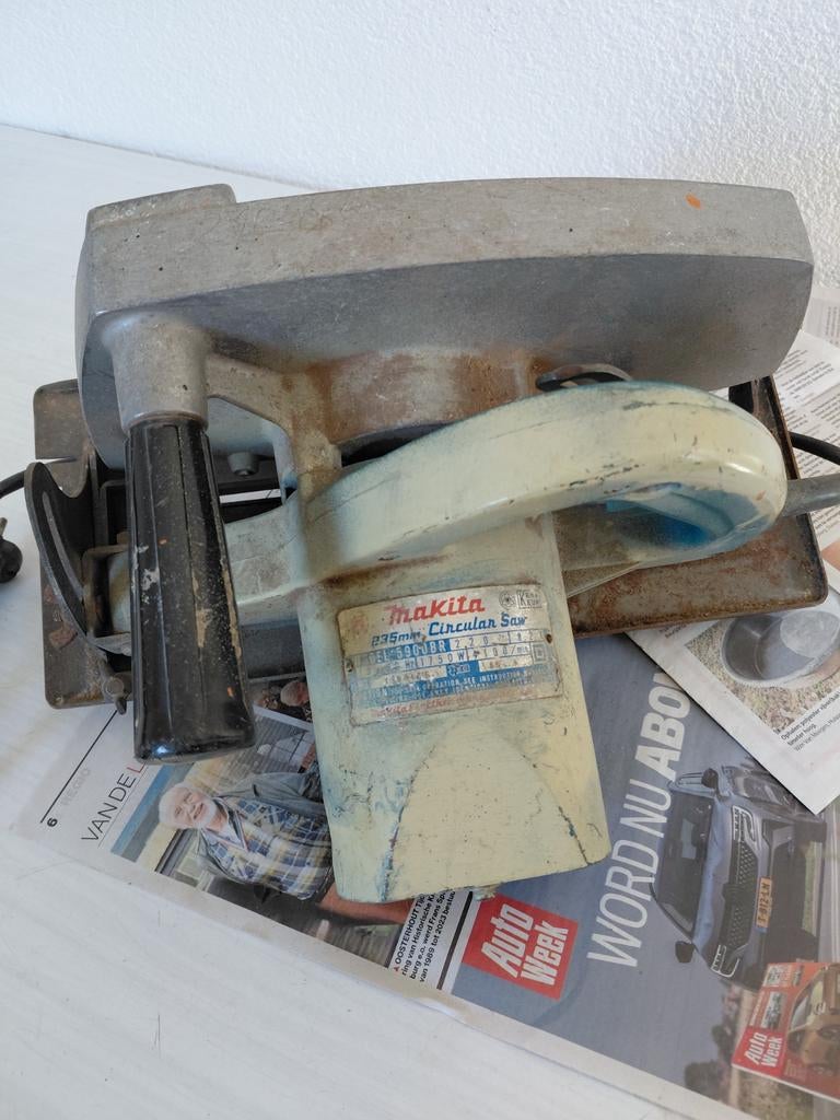 ZWARE OUDE AFKORTZAAG (MAKITA) WERKT NOG GOED., Ophalen, Gebruikt, 1200 watt of meer, Bandschuurmachine