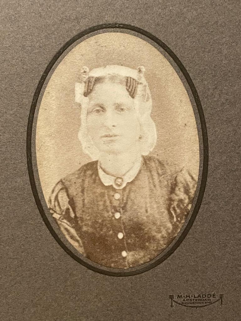 foto vrouw  klederdracht fotograaf M.H. Laddé  fotografie, Antiek en Kunst, Ophalen