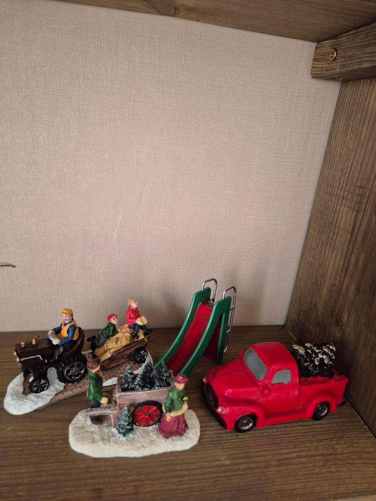 Kerstdorp figuren set van 4 kersthuisjes, Diversen, Ophalen of Verzenden, Zo goed als nieuw