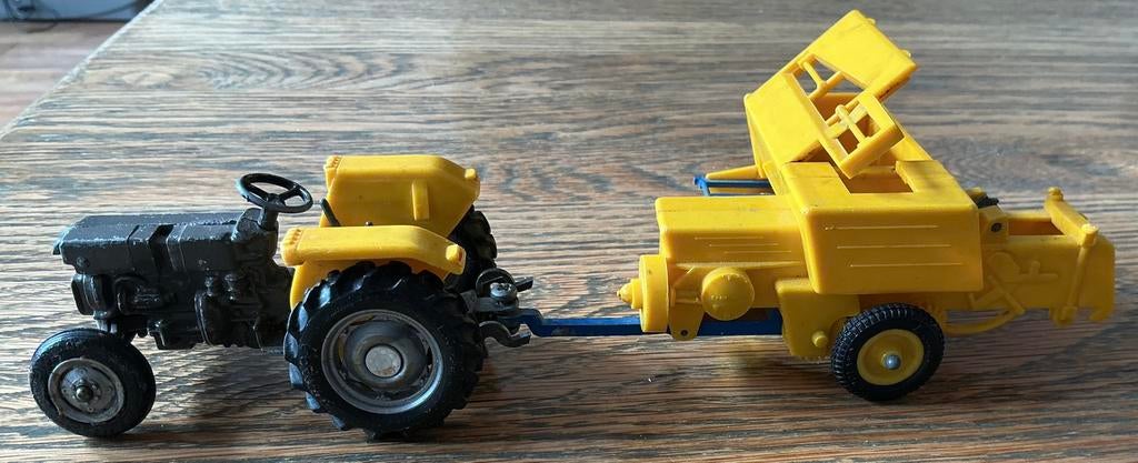 Oude Set Vintage Britains LTD Tractor met Bamfords hooipers, Ophalen, Gebruikt, Tractor of Landbouw
