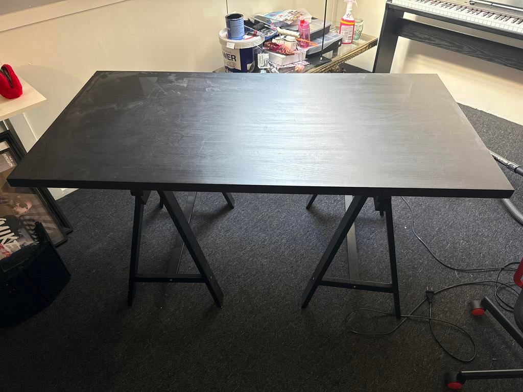 Zwart bureau op schragen, Huis en Inrichting, Bureaus, Ophalen, Gebruikt, Hout, Overige typen