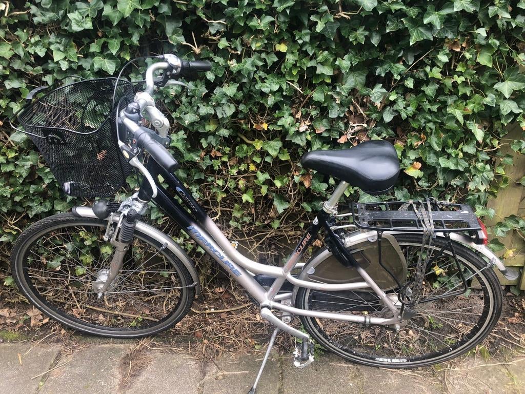 Damesfiets met mand, band lek, Ophalen of Verzenden