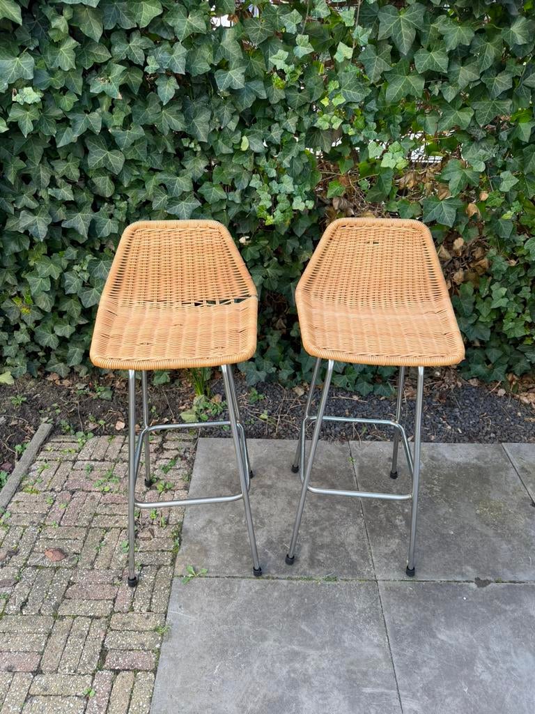 Setje barkrukken Rohe Noordwolde, Dirk van Sliedrecht, rotan, 2 krukken, Ophalen, Zo goed als nieuw, Metaal