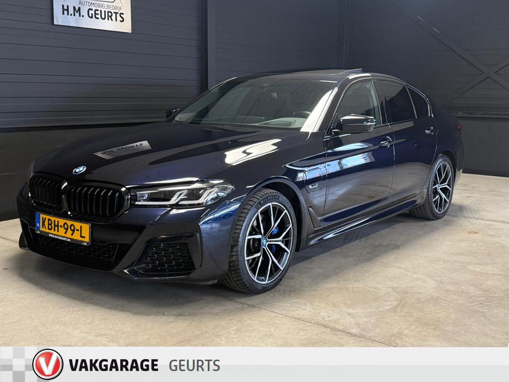 BMW 5 Serie 530e M Sport Sk Dak 360Cam Navi 19Inch Harman Ka, Automaat, 1998 cc, Gebruikt, Zwart