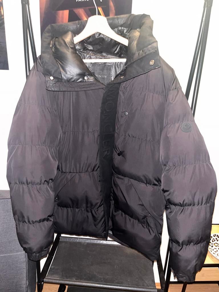 Moncler Maya Puffer Jas Zwart - Maat L, Ophalen of Verzenden, Zo goed als nieuw, Maat 52/54 (L), Zwart