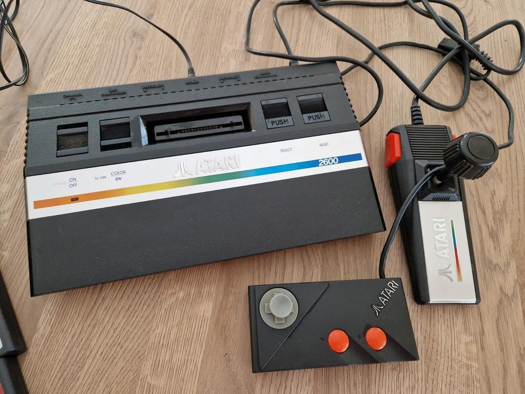 Atari 2600 met 2 joysticks en 13 spellen, Met 2 controllers, Ophalen of Verzenden, Atari 2600, Gebruikt