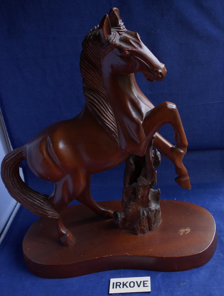 HOUTEN PAARD * FRAAI BEELD * Op Sokkel *, Verzenden, Hout, Beeld, Overige onderwerpen