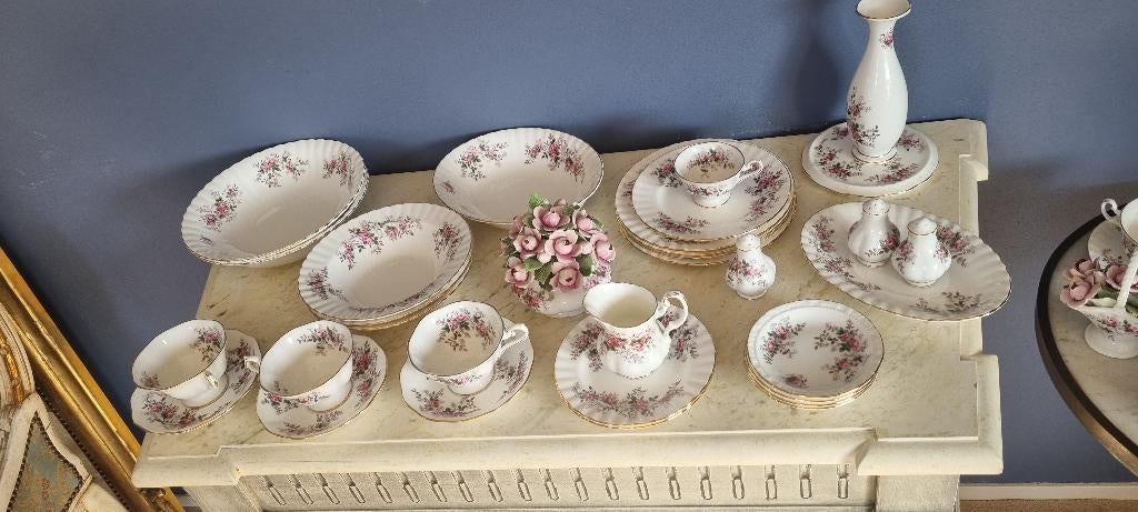 Royal Albert Lavender rose Bone china servies 52 delig, Ophalen, Zo goed als nieuw, Porselein, Overige stijlen
