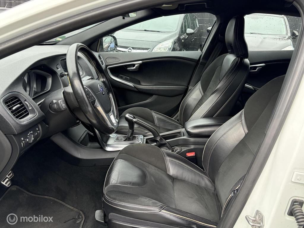 Volvo V40 2.0 D4 R-Design NAVI / CLIMA / CRUISE / TR.HAAK /, Voorwielaandrijving, Euro 5, Gebruikt, Zwart