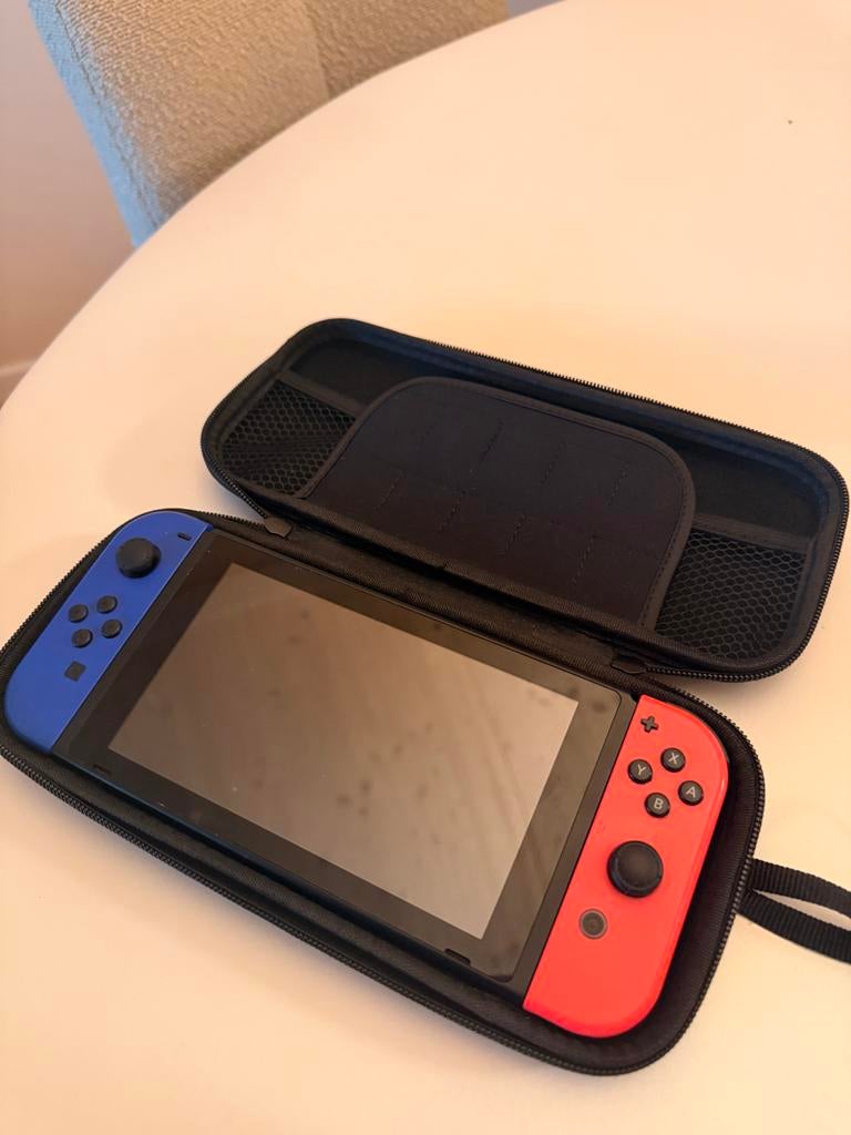 Nintendo Switch V1 (Jailbreakbaar) - Blauw/Rood Joy-Cons, Spelcomputers en Games, Spelcomputers | Nintendo Switch, Gebruikt, Switch Original