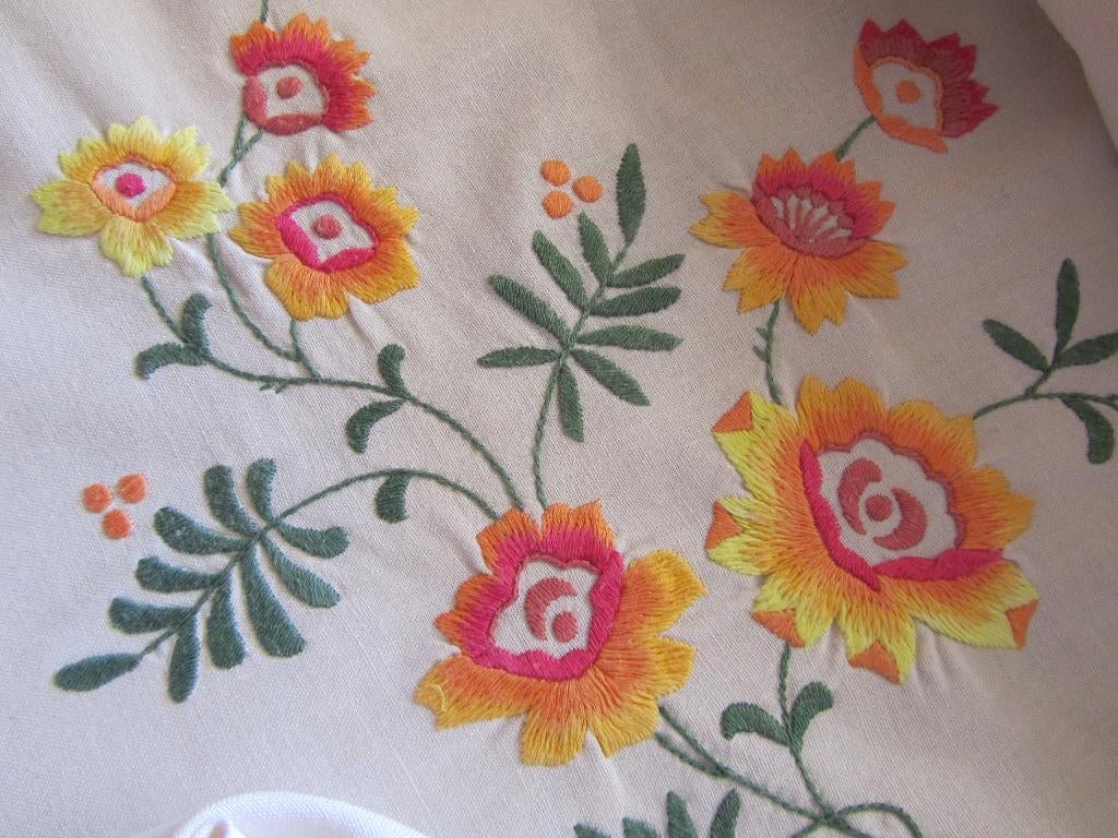 Geborduurd rond tafelkleed met bloemen & servetten, Verzenden, Zo goed als nieuw, Rechthoek, Binnen