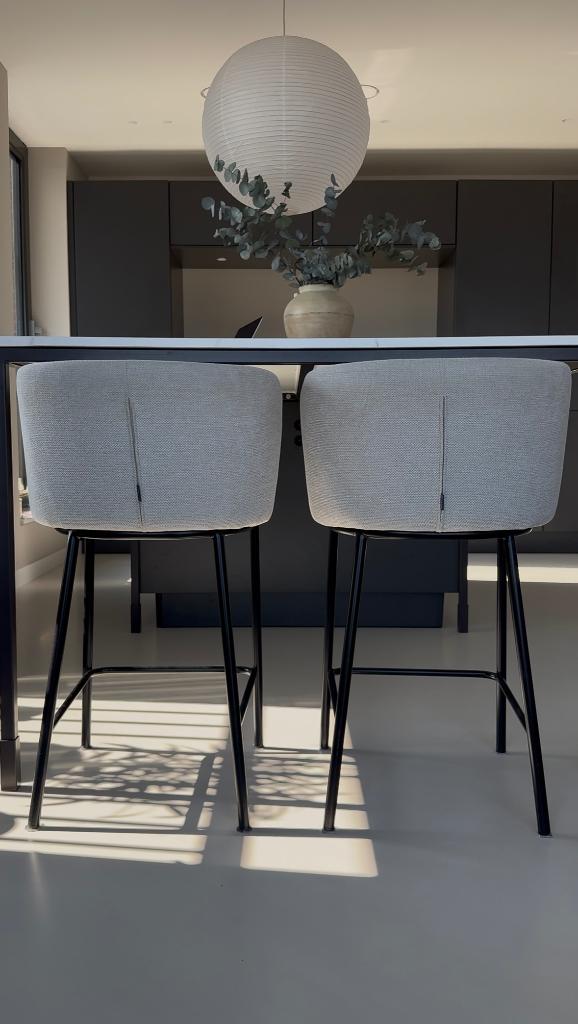 Set van 2 Ciselia Barkrukken - Beige Chenille - Hoogte 65 cm, 2 krukken, Ophalen, Zo goed als nieuw, 60 tot 90 cm