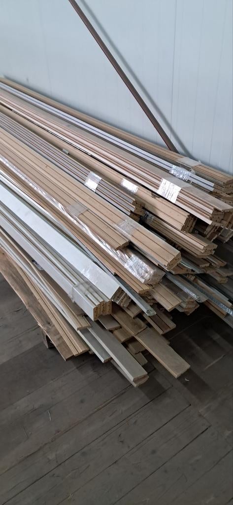 Grote stapel plinten. Alles in één keer meenemen., Doe-het-zelf en Verbouw, Hout en Planken, Ophalen, Minder dan 25 mm, Pallet