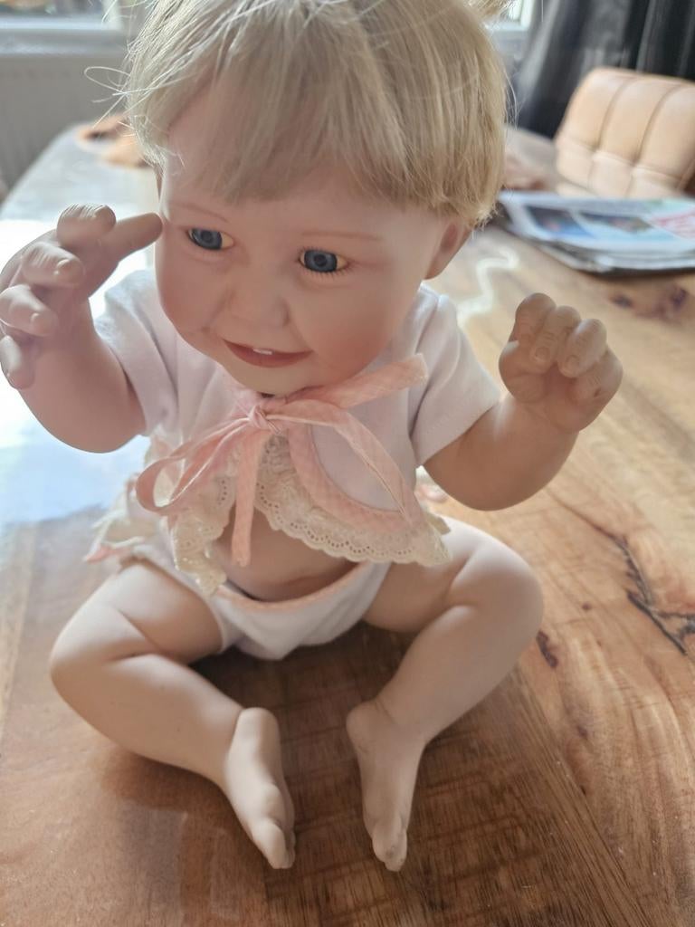 Aston-Drake galleries pop uit 1993, Ophalen