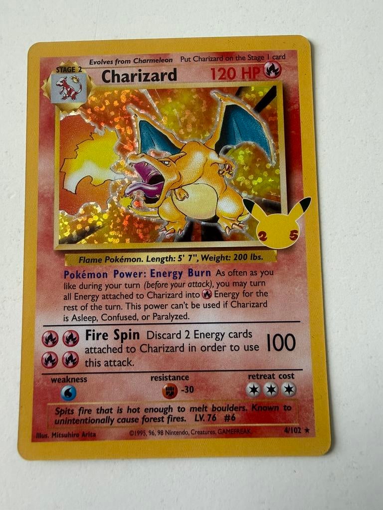 Charizard 4/102 Celebrations, Hobby en Vrije tijd, Verzamelkaartspellen | Pokémon, Ophalen of Verzenden, Zo goed als nieuw