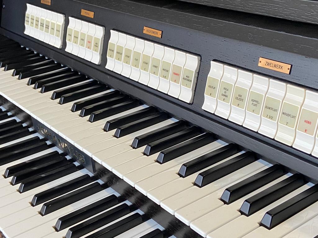 JOHANNUS OPUS 5, smal orgel in zwarte kast, Ophalen, Zo goed als nieuw, 2 klavieren, Orgel