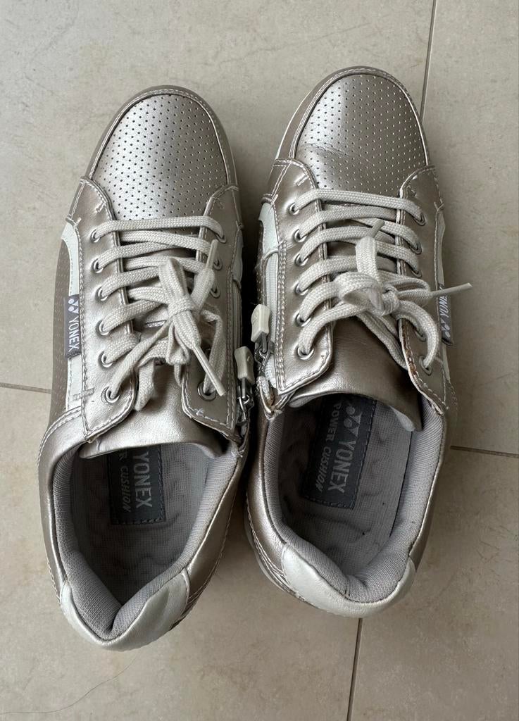 YONEX Sportschoenen - Goud/zilver kleurig, Kleding | Dames, Schoenen, Ophalen of Verzenden, Gedragen, Overige kleuren, Sportschoenen