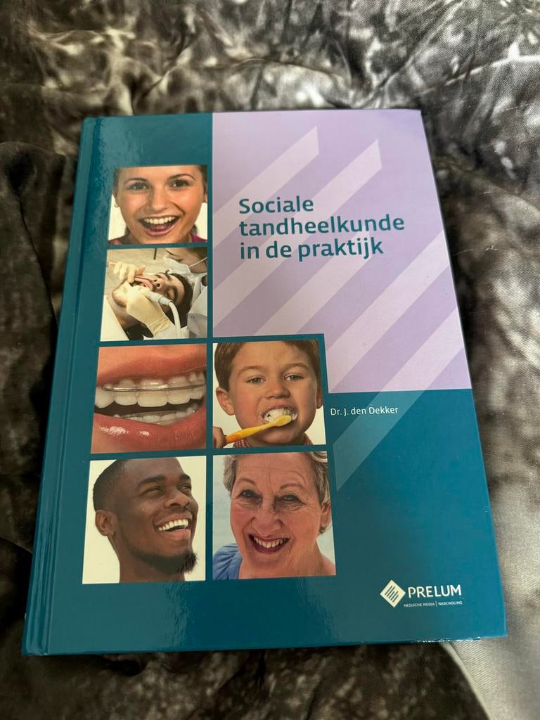 Sociale tandheelkunde in de praktijk - Dr. J. den Dekker, Ophalen, Zo goed als nieuw, HBO