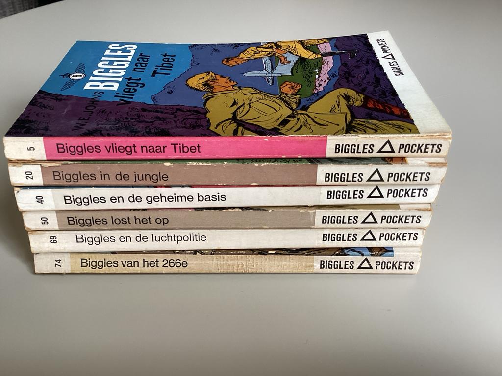 6 Biggles Pockets uit de jaren '60, Boeken, Ophalen of Verzenden, Gelezen, Fictie