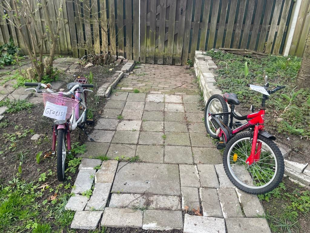 2 kinderfietsen - roze en rood, Ophalen, Gebruikt, 16 tot 20 inch, Zijwieltjes