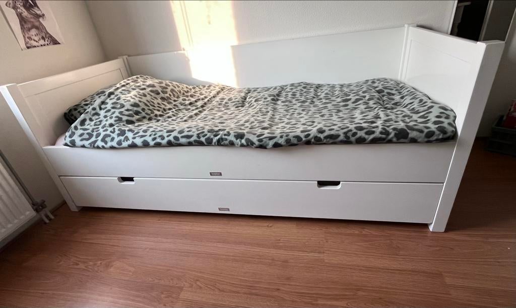 Bopita wit bed/ bedbank 90x200 met uitschuifbaar logeerbed, Ophalen, 90 cm, Eenpersoons, Wit