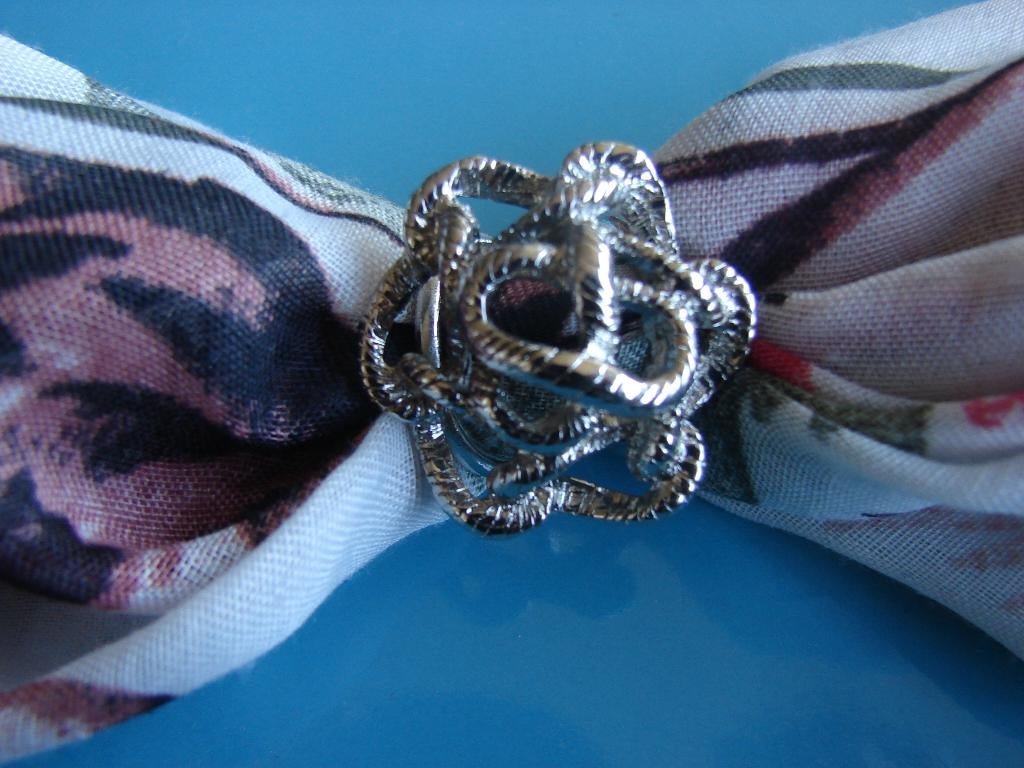 Vintage Keltische knoop sjaal ring metaal., Ophalen of Verzenden, Nieuw, Zilver, Overige materialen