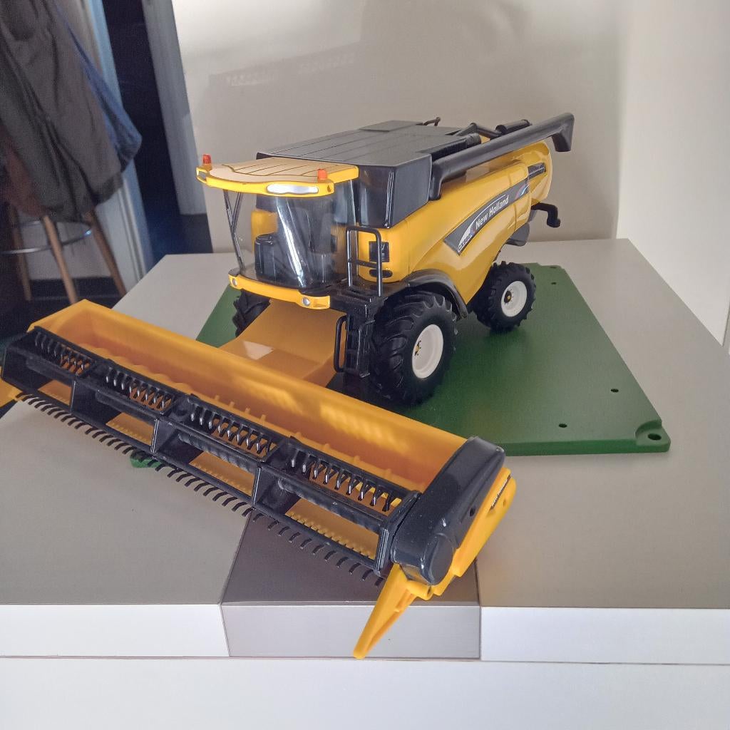 BRITAINS NEW HOLLAND CX 880 MAAIDORSER, Verzenden, Tractor of Landbouw, Britains