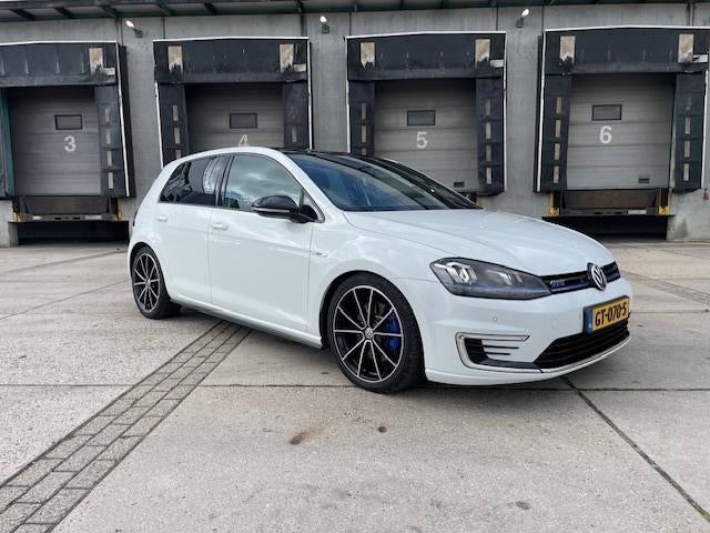Volkswagen Golf 1.4 TSI GTE /PANO /NAVI /AUTOMAAT! LAGE KMS!, Stof, Zwart, 4 cilinders, Wit