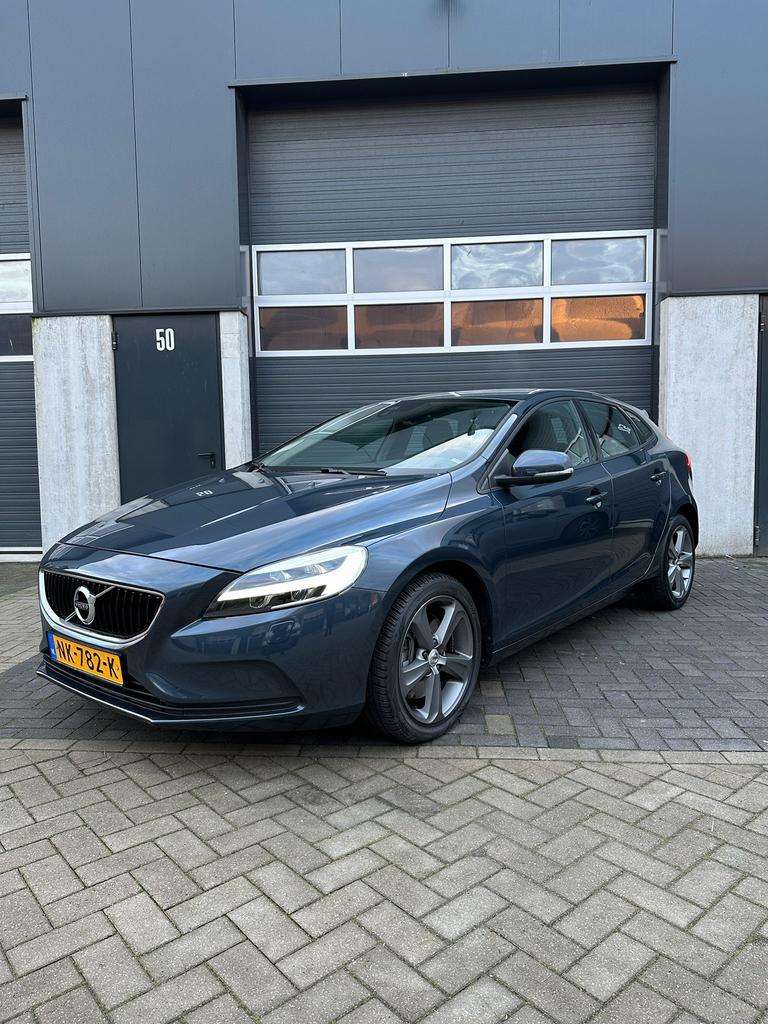 Volvo V40 1.5 T3 152PK Geartronic 2017 Blauw, Auto's, Volvo, 1498 cc, Zwart, 4 cilinders, 700 kg