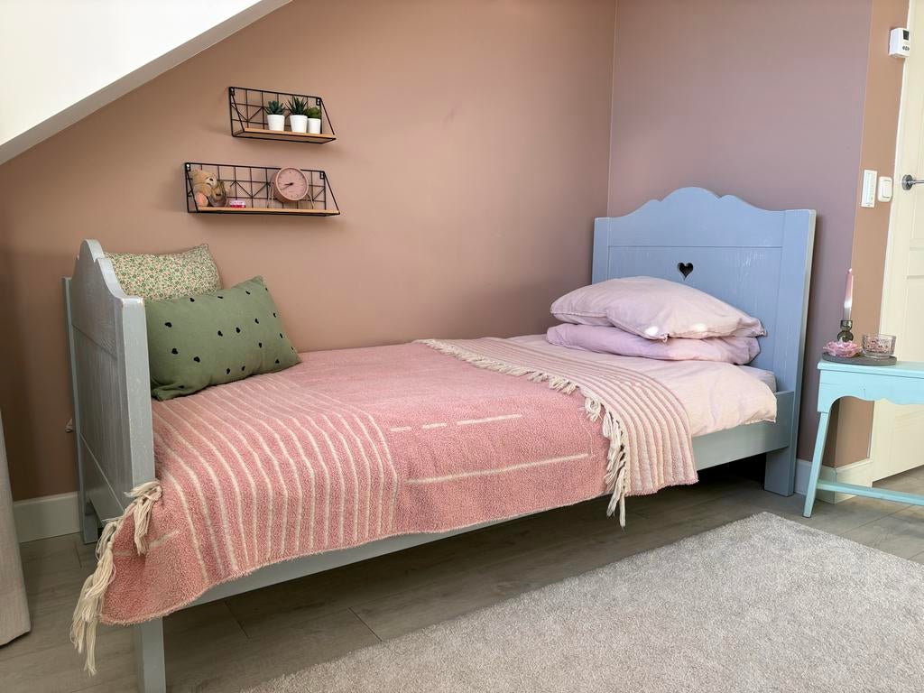 Eenpersoons bed Saartje Prum licht grijs met matras, Ophalen, Eenpersoons, Zo goed als nieuw, Overige maten