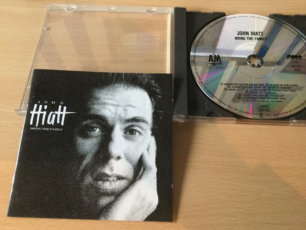 John Hiatt-Bring the family. Geweldige cd. Klassieker nu al., Ophalen of Verzenden, Zo goed als nieuw
