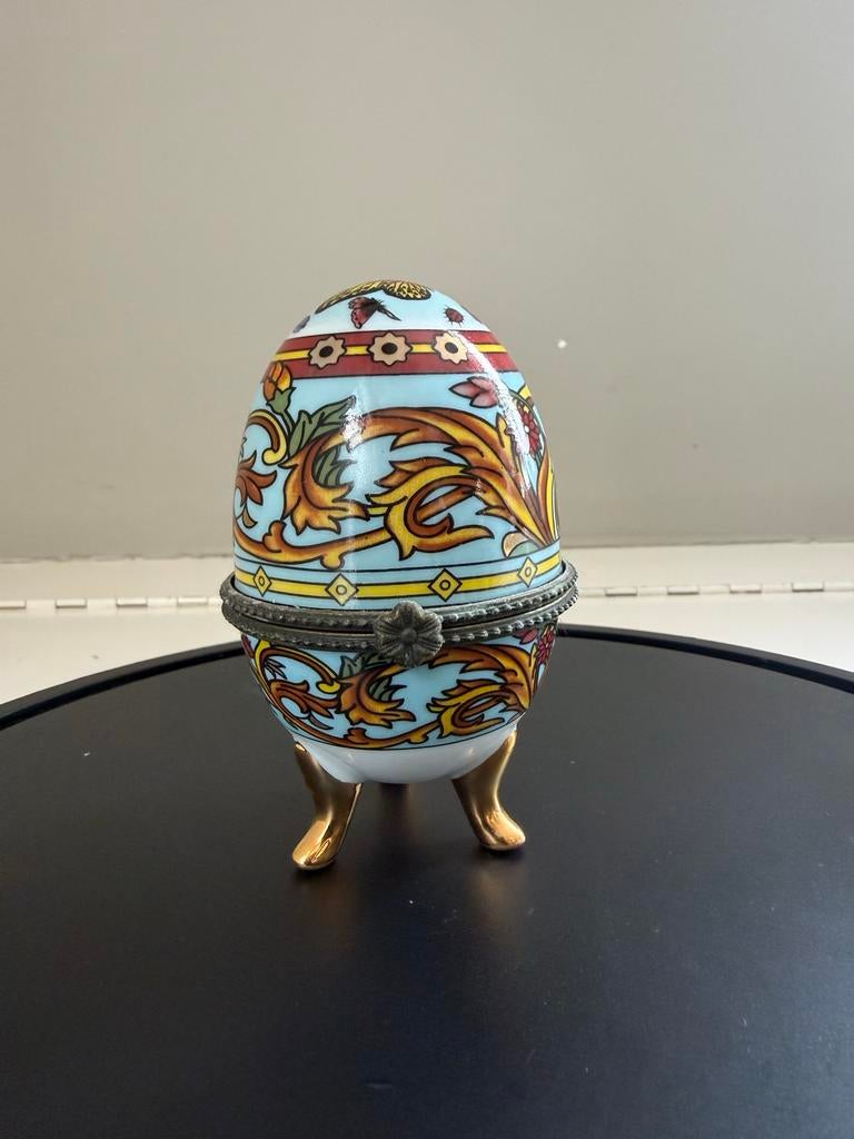 Decoratief Porseleinen Ei op Voetjes - Handgeschilderd, Antiek en Kunst, Ophalen of Verzenden