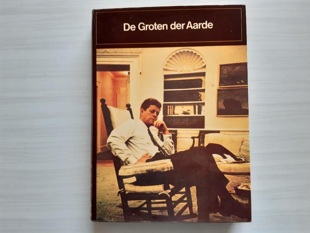 Spectrum boek  De Groten der Aarde - bekende mensen, Boeken, Politiek en Maatschappij, Zo goed als nieuw, Maatschappij en Samenleving