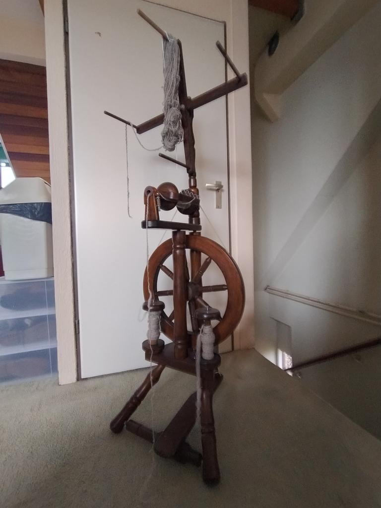 Spinnewiel model schippertje met drie spoelen, Ophalen